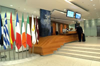 Le hall de l'Eurotower avec le bureau d'accueil o&ugrave; tous les visiteurs doivent se pr&eacute;senter &agrave; leur arriv&eacute;e.